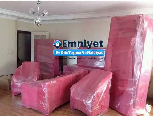 Taşınmaya hazırlanan koruyucu ambalajlı koltuklar
